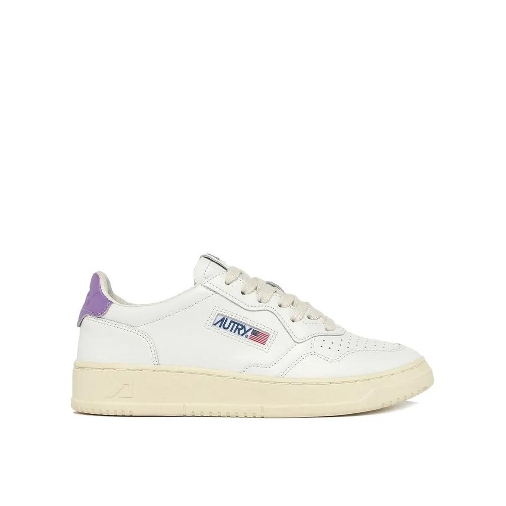 Baskets blanches en cuir pour femme – Autry basses à lacets avec logo