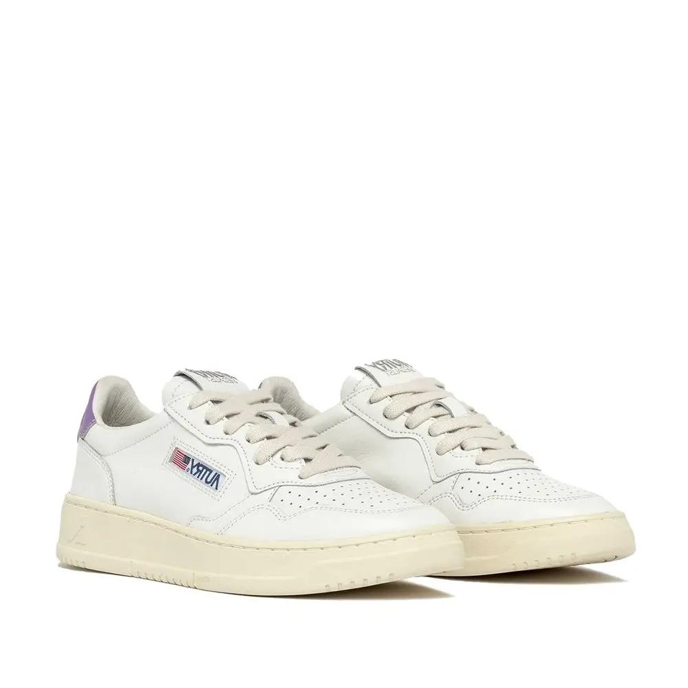 Baskets blanches en cuir pour femme – Autry basses à lacets avec logo