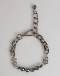 Bracelet Dolce &amp; Gabbana en chaîne argentée avec fermoir mousqueton et logo, orné de perles grises.