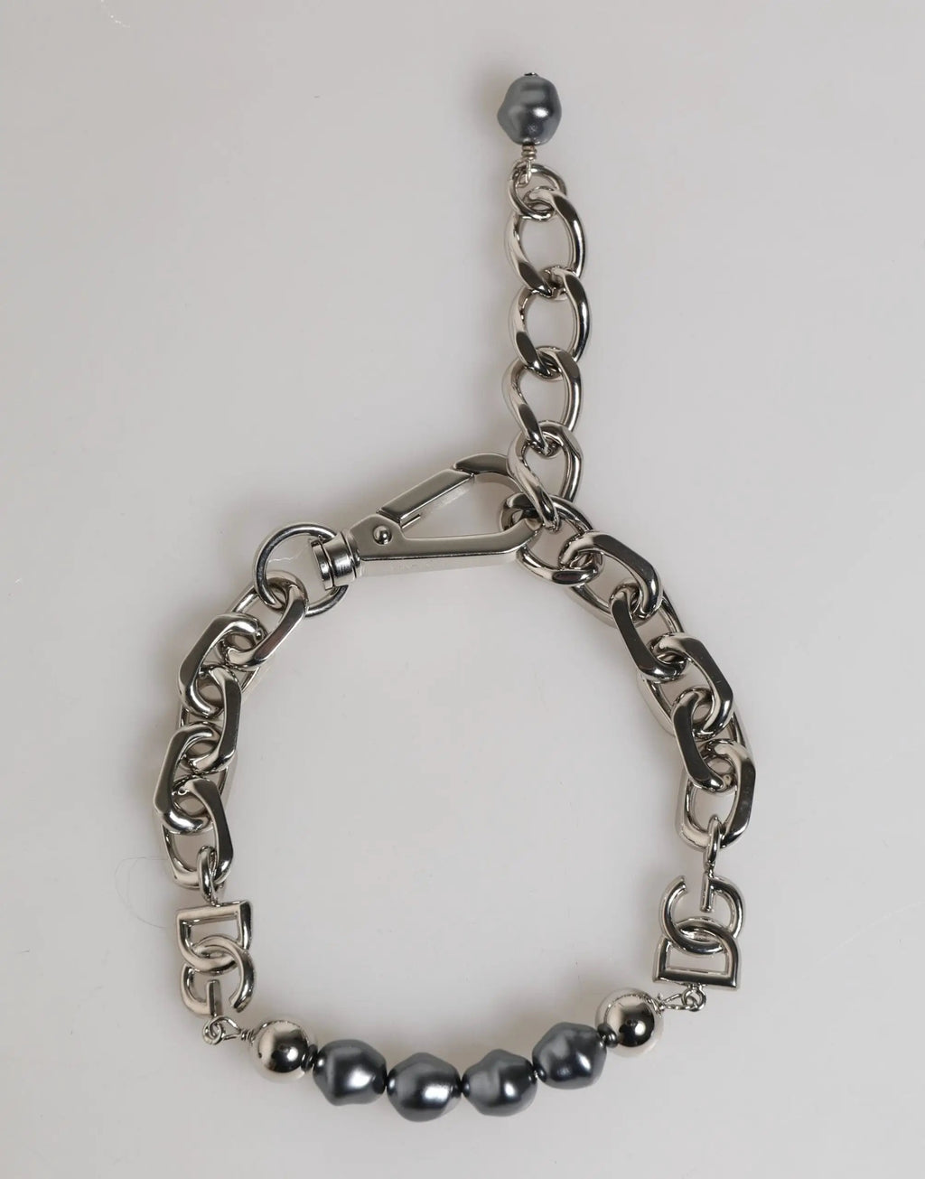 Bracelet Dolce &amp; Gabbana en chaîne argentée avec fermoir mousqueton et logo, orné de perles grises.