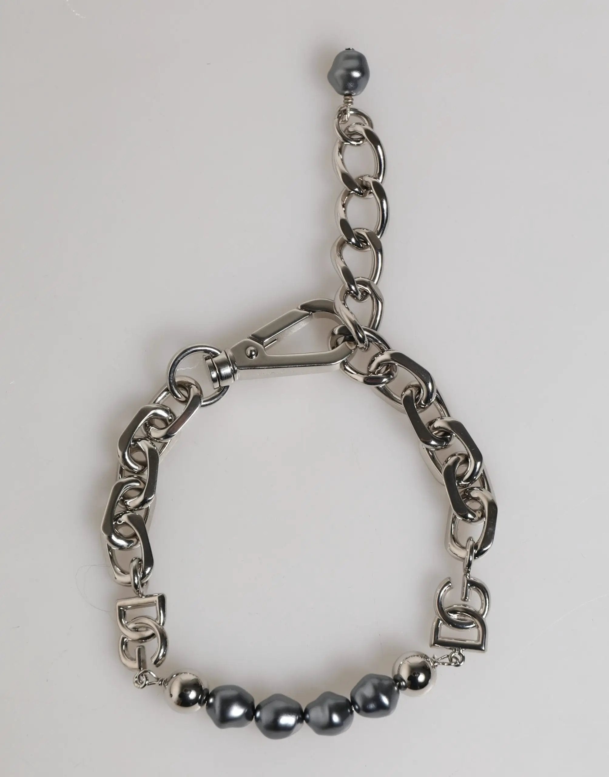 Bracelet Dolce &amp; Gabbana en chaîne argentée avec fermoir mousqueton et logo, orné de perles grises.