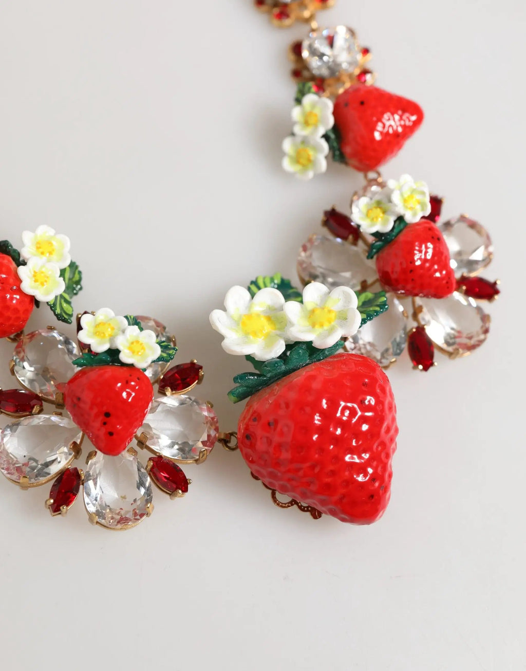 Collier Dolce &amp; Gabbana en laiton doré avec pendentifs FRUIT, fleurs et logo en cristal