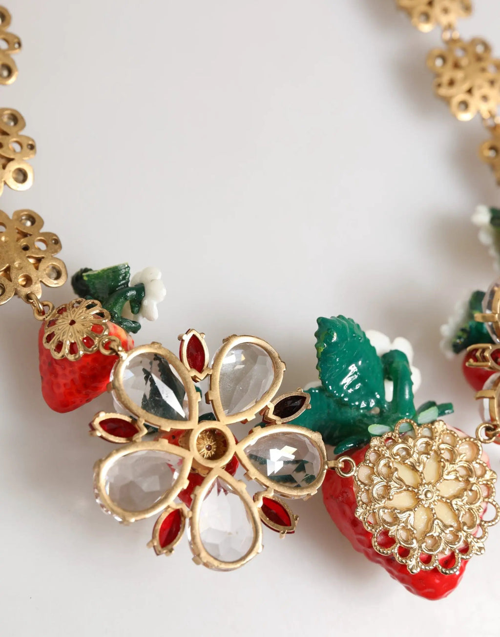 Collier Dolce &amp; Gabbana en laiton doré avec pendentifs FRUIT, fleurs et logo en cristal