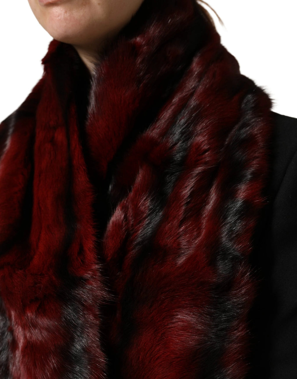 Dolce &amp; Gabbana Châle en fourrure à rayures noires et rouges, écharpe tour de cou