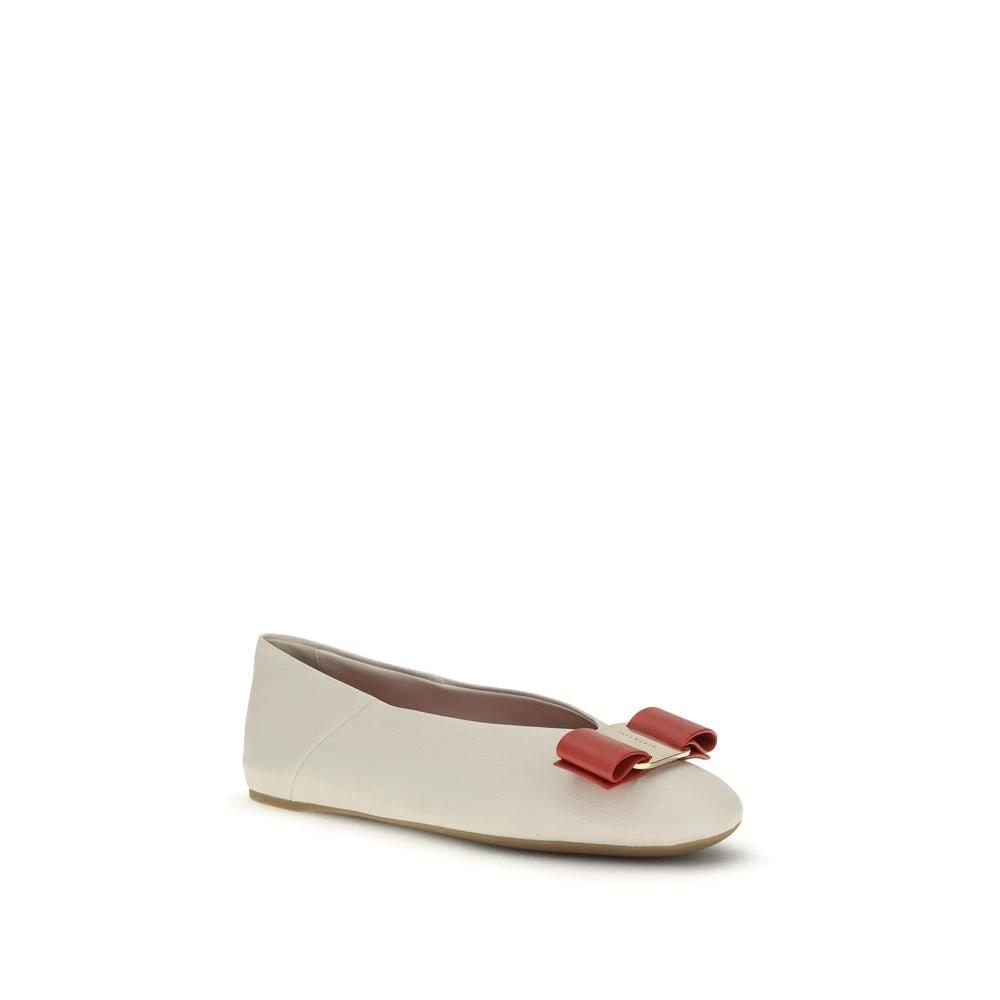 Ballerines Ferragamo Bos Taurus en cuir de veau blanc