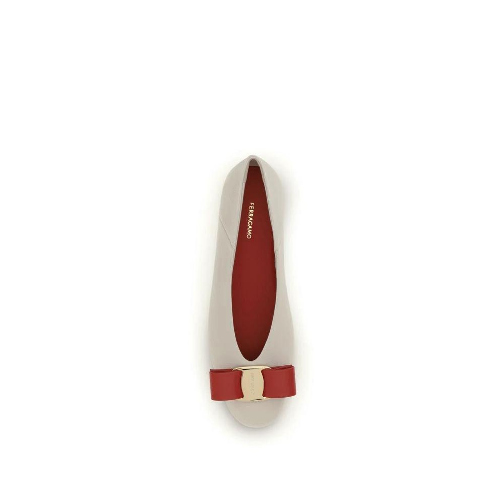 Ballerines Ferragamo Bos Taurus en cuir de veau blanc