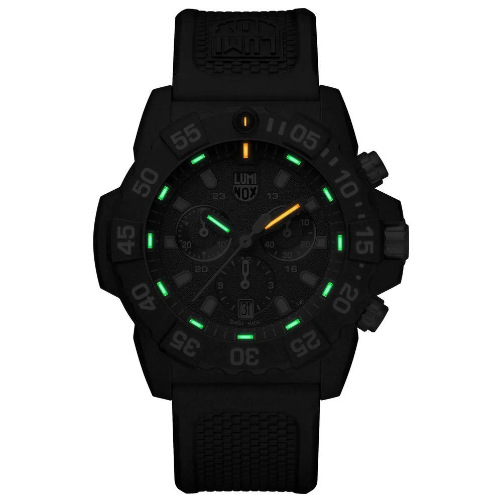 Montre de sport Luminox en caoutchouc noir