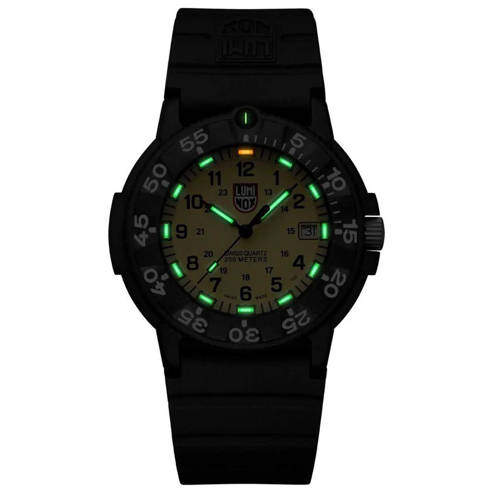 Montre de sport Luminox en caoutchouc noir