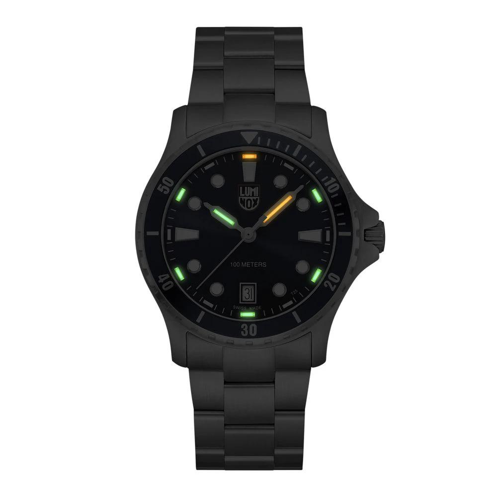 Montre de sport Luminox en acier inoxydable gris