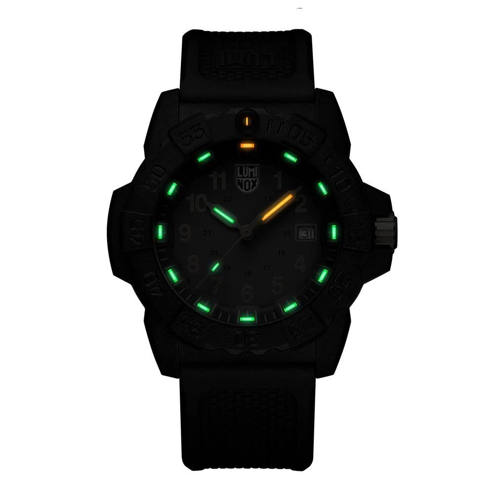 Montre de sport Luminox en caoutchouc noir