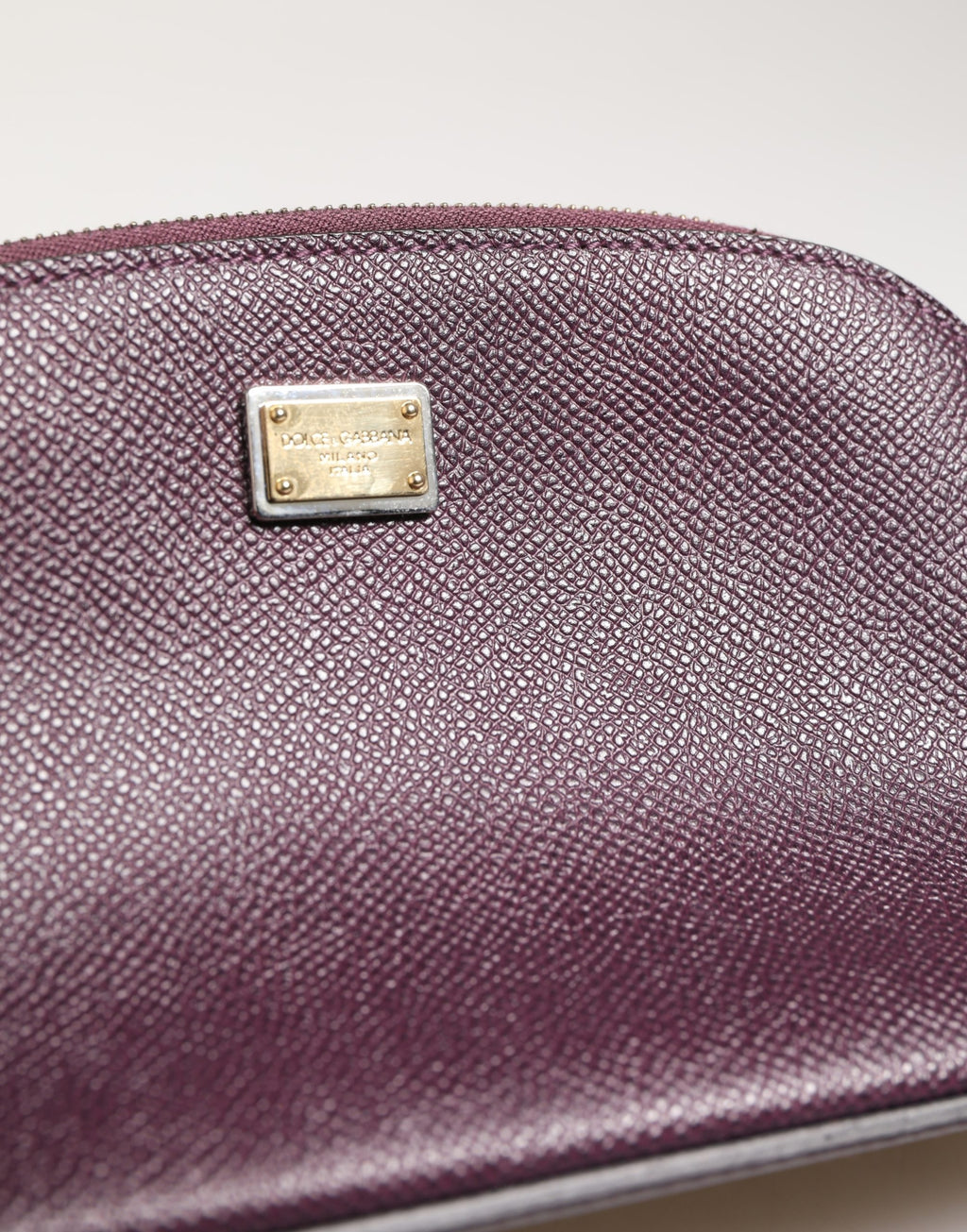 Portefeuille zippé Dolce & Gabbana en cuir violet foncé avec logo DG