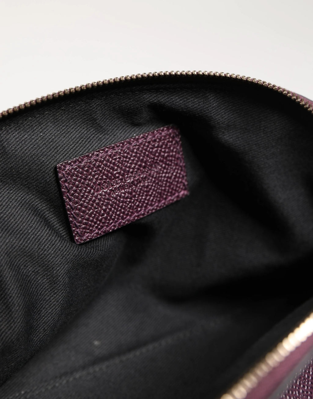 Portefeuille zippé Dolce & Gabbana en cuir violet foncé avec logo DG