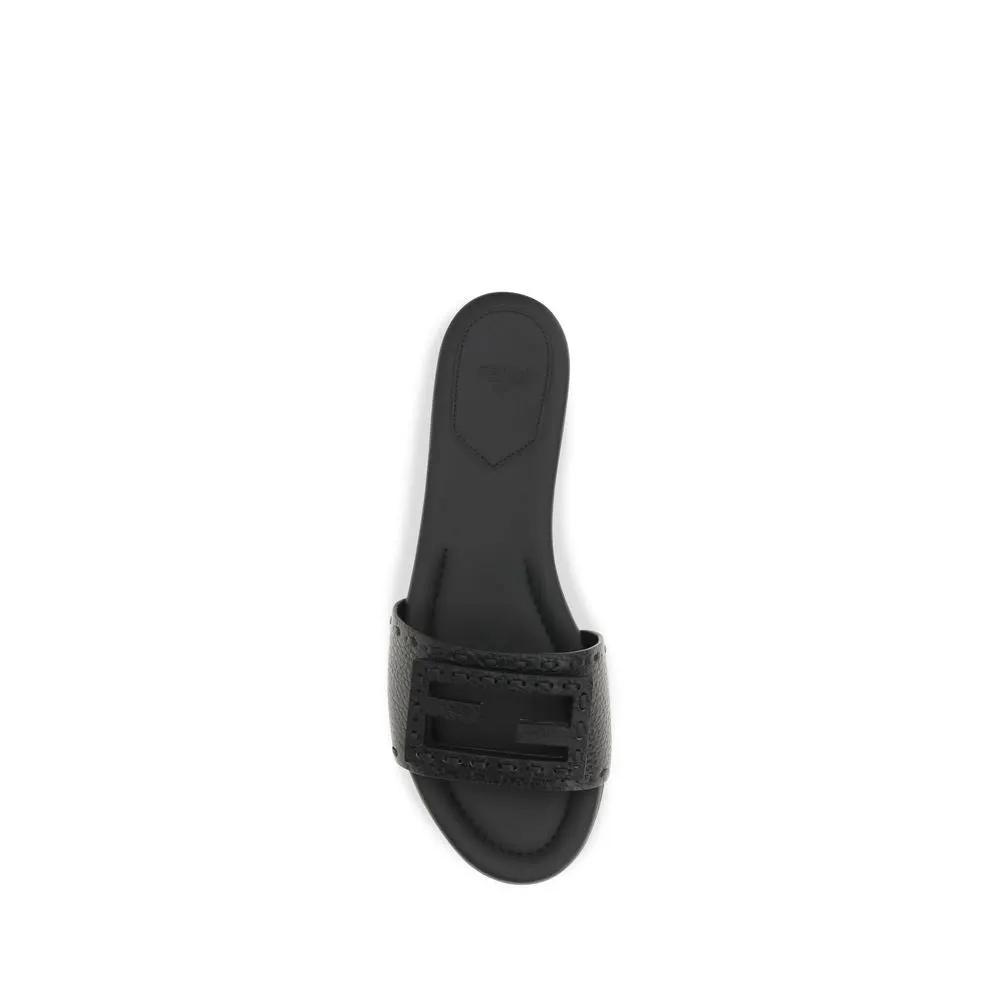 Sandales plates Fendi Bos Taurus en cuir de veau noir