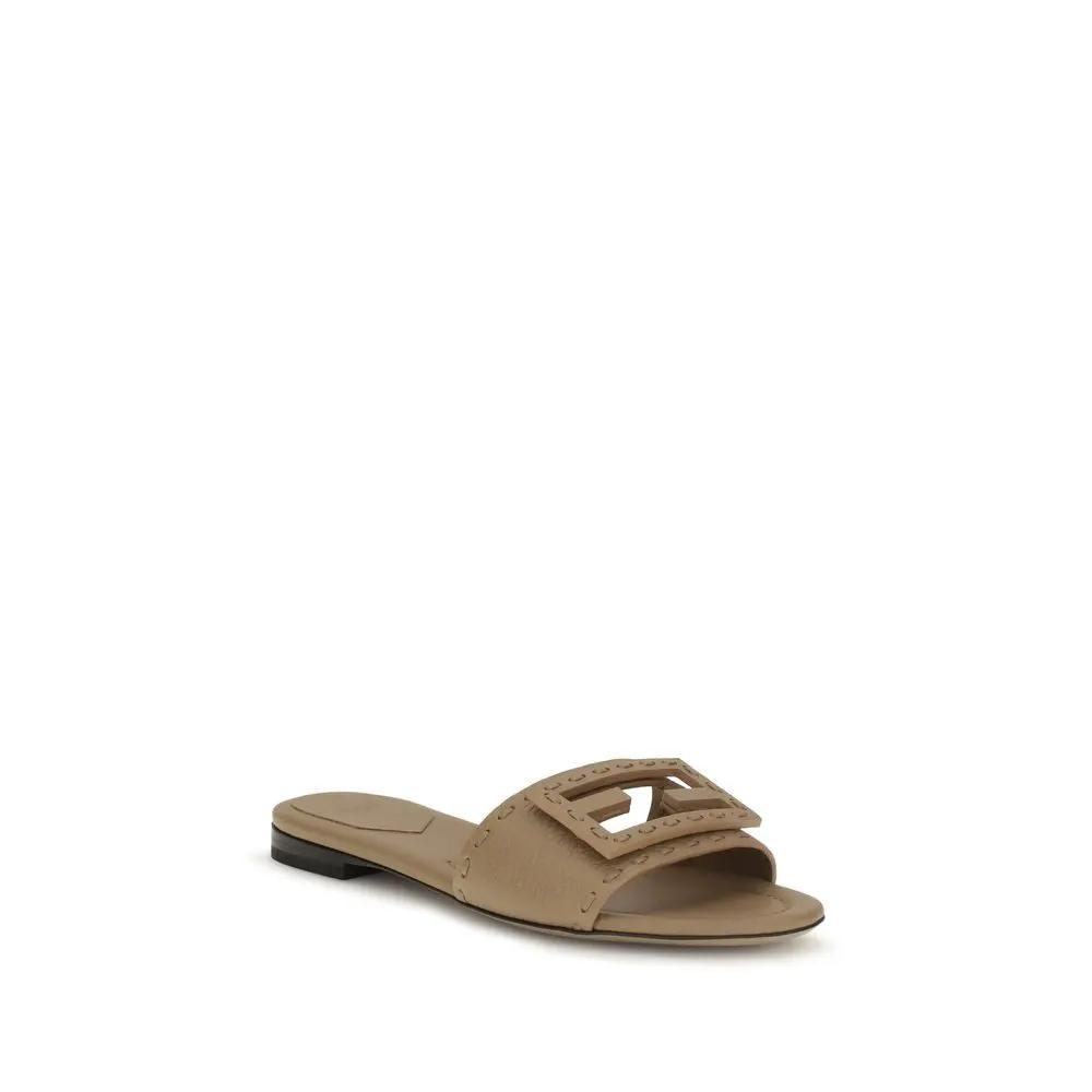 Sandales plates Fendi en cuir de veau couleur beige Bos Taurus