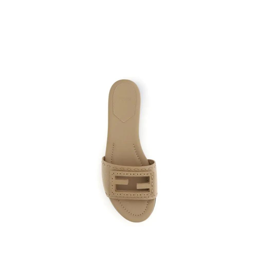 Sandales plates Fendi en cuir de veau couleur beige Bos Taurus