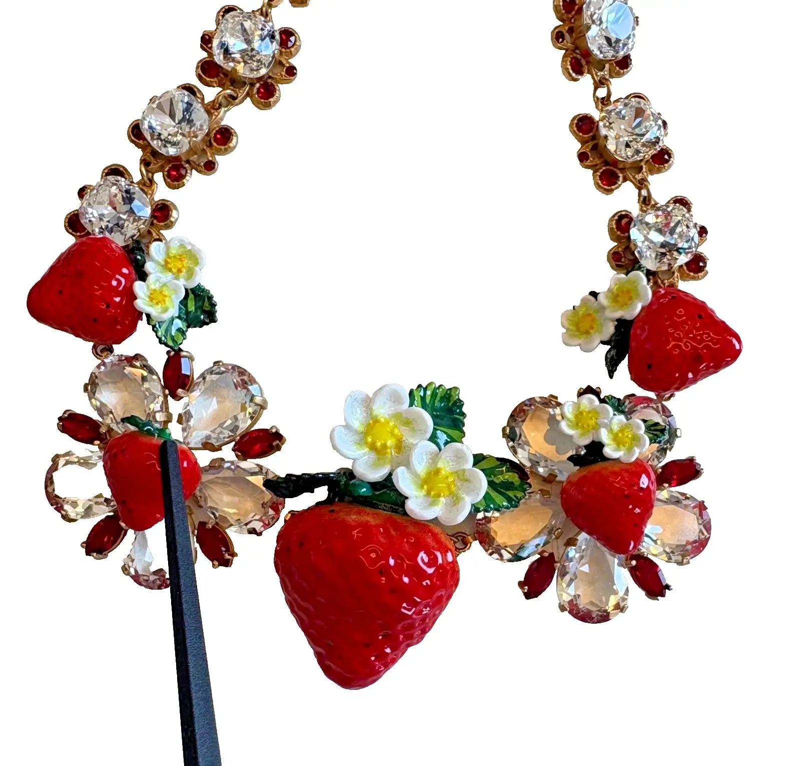 Collier Dolce &amp; Gabbana en laiton doré avec pendentifs FRUIT, fleurs et logo en cristal