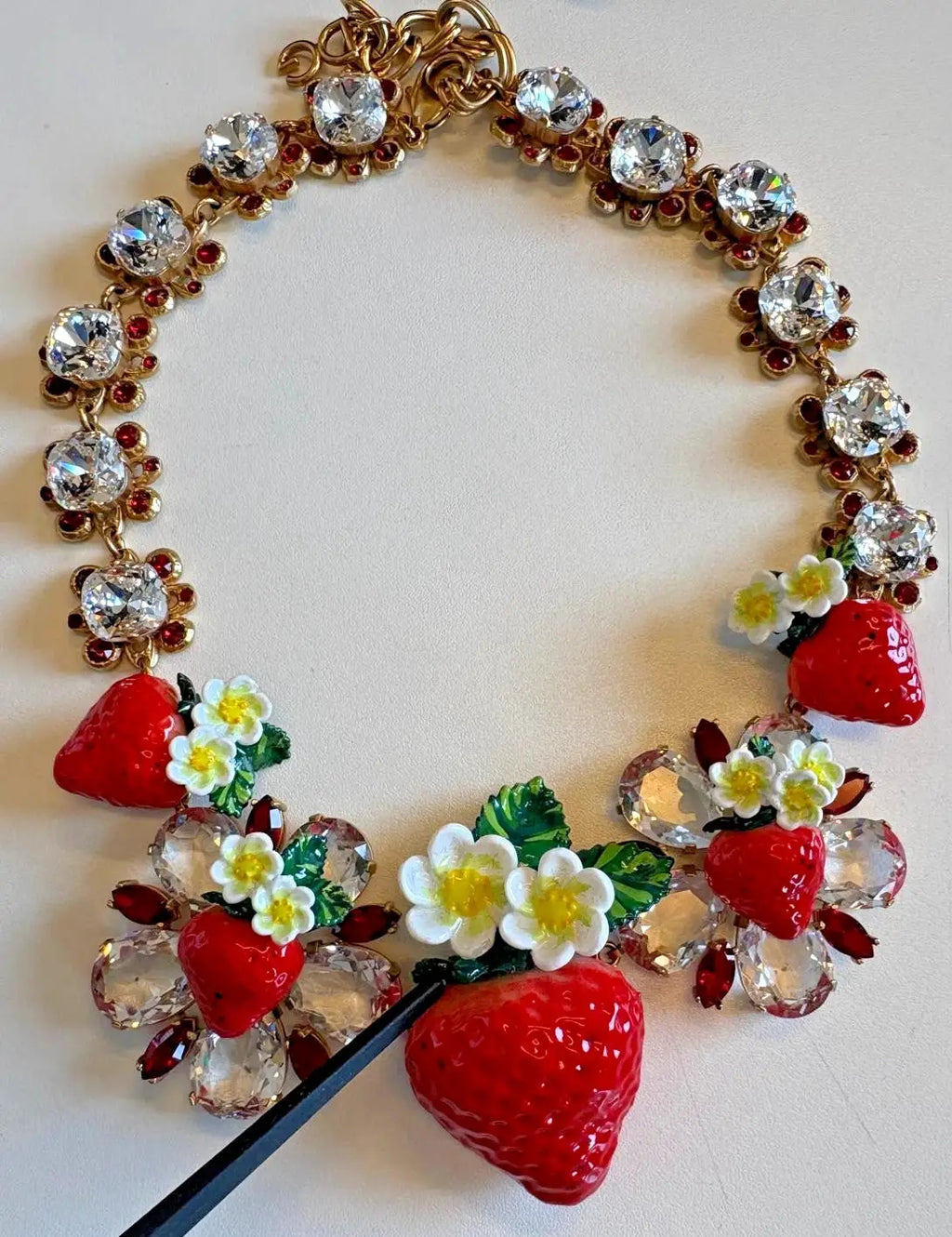 Collier Dolce &amp; Gabbana en laiton doré avec pendentifs FRUIT, fleurs et logo en cristal