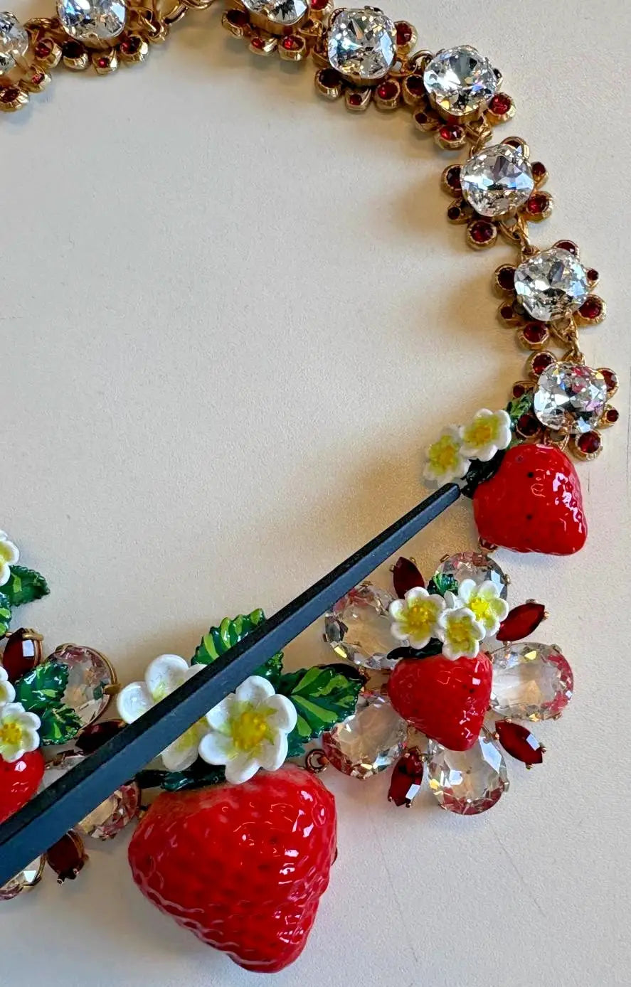Collier Dolce &amp; Gabbana en laiton doré avec pendentifs FRUIT, fleurs et logo en cristal