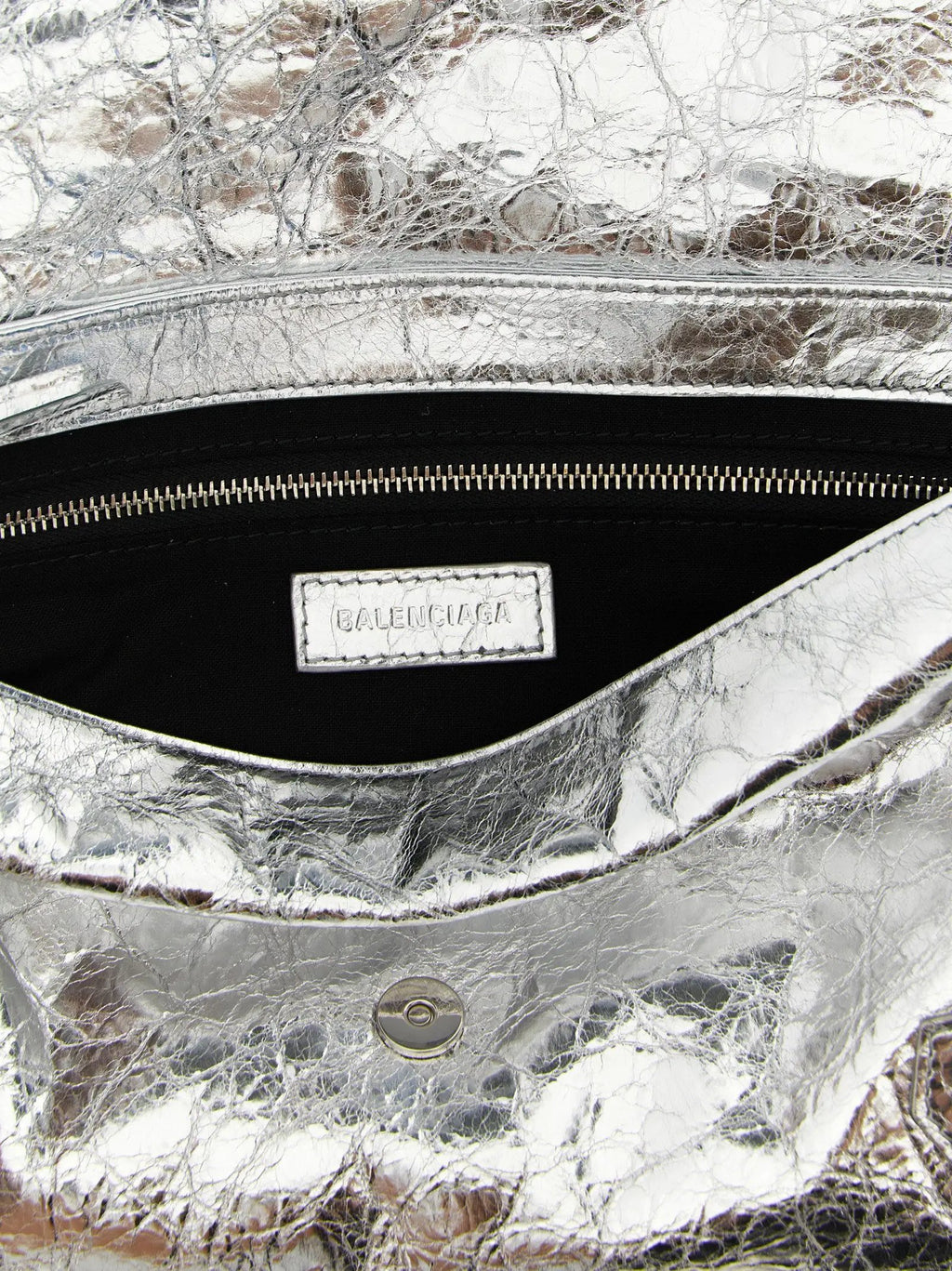 Pochette Balenciaga en cuir d'agneau argenté
