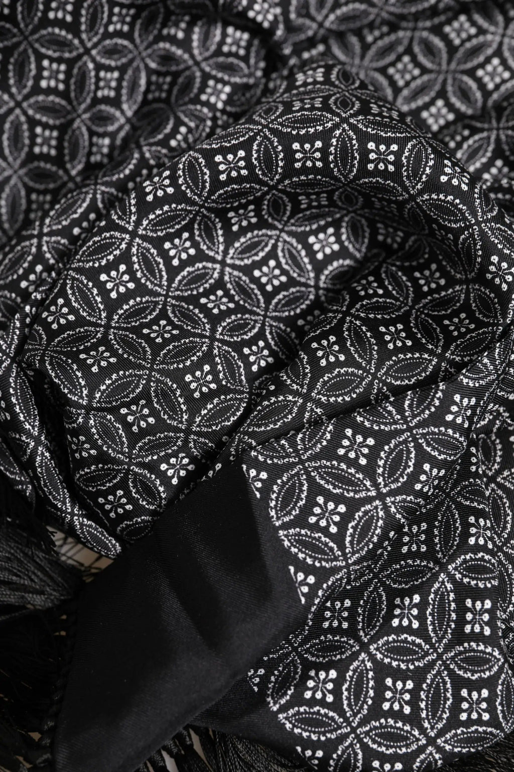 Foulard Dolce &amp; Gabbana pour homme, à franges noires à motifs.