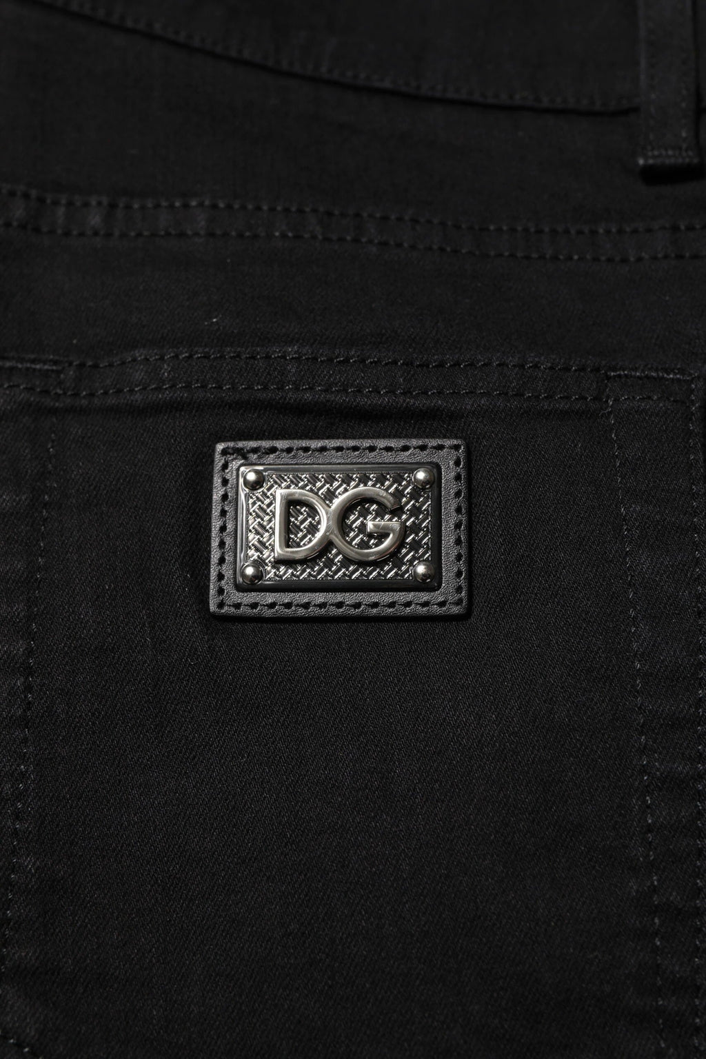Jean en denim bleu foncé Dolce &amp; Gabbana avec logo et plaque dorée